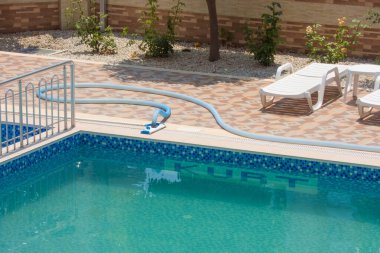 ALanya, Turkey - 20 Haziran 2022. Arınma öncesi yüzme havuzu suyla doluyor. Havuz temizleyicisi