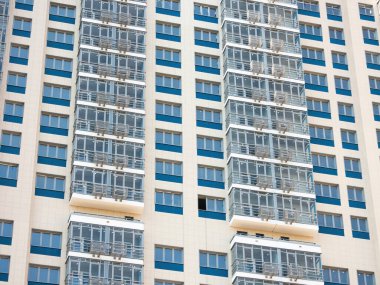 Moskova, Rusya - 1 Mayıs 2019: İnşaatın son aşamasında, güneşli bir günde, mavi gökyüzüne karşı yeni konut binası