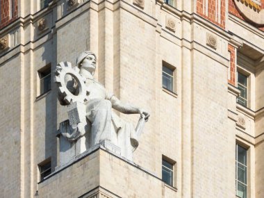 Moskova, Rusya - 1 Mayıs 2019: Genç bir işçinin heykeli. Moskova Devlet Üniversitesi 'nin ana binasının dekor unsuru
