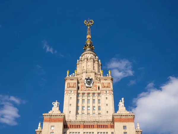 モスクワ ロシア 5月1 2019 青空と珍しい白い雲の背景に晴れた日に ロモノソフモスクワ州立大学の本館の断片 — ストック写真