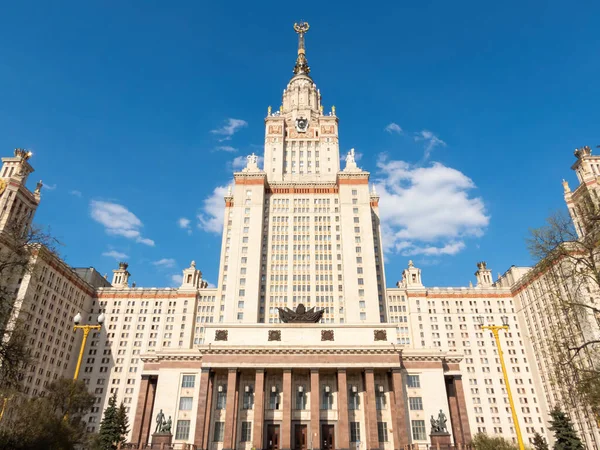 モスクワ ロシア 5月1 2019 青空と珍しい白い雲の背景に晴れた日に ロモノーソフモスクワ州立大学の本館への南西の入り口 — ストック写真