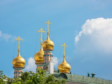 Moskova, Rusya - 22 Mayıs 2019: Moskova Kremlin 'deki Poteshny Sarayı' nın bir parçası olan Bakire Duaları Kilisesi 'nin Kubbeleri