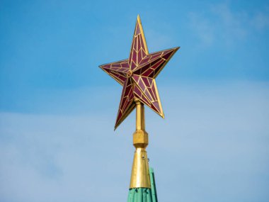 Moskova, Rusya - 22 Mayıs 2019: Güneşli bir günde Moskova Kremlin 'in Nikolskaya Kulesi' nin tepesindeki kırmızı yakut yıldızı
