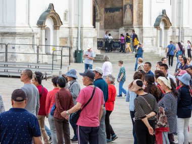 Moskova, Rusya - 22 Mayıs 2019: Moskova Kremlin Katedral Meydanı 'nda Turistler