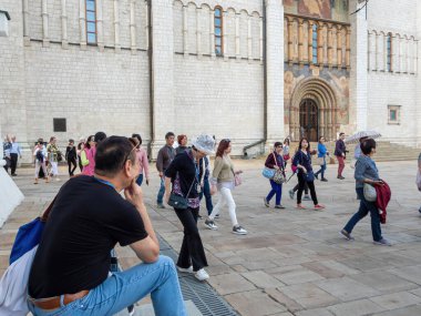 Moskova, Rusya - 22 Mayıs 2019: Moskova Kremlin Katedral Meydanı 'nda Turistler
