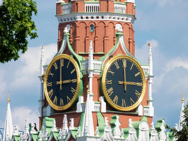 俄罗斯莫斯科 2019年5月22日 俄罗斯克里姆林宫Spasskaya塔奇美斯钟在阳光明媚的蓝天背景下关闭 — 图库照片