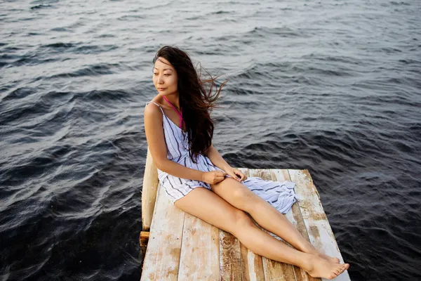 Tahta Köprüde Yalnız Başına Oturan Asyalı Kadın Açık Okyanusa Bakıyor — Stok fotoğraf