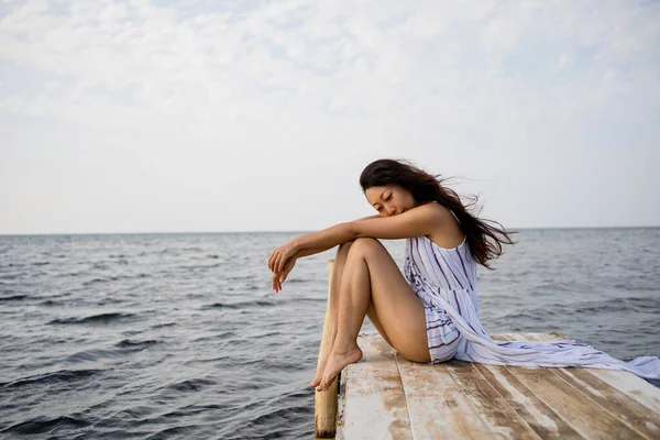 Üzgün Asyalı Kadın Yalnız Başına Ahşap Köprüde Oturmuş Açık Okyanusa — Stok fotoğraf