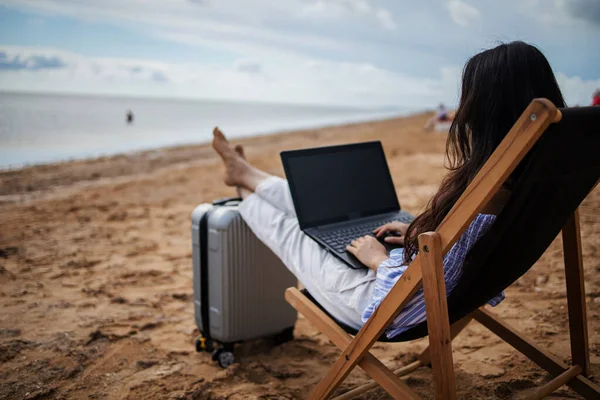 Young Asian Woman Tablet Computer Tropical Beach Vacation Freelancer Working — Stock Photo, Image