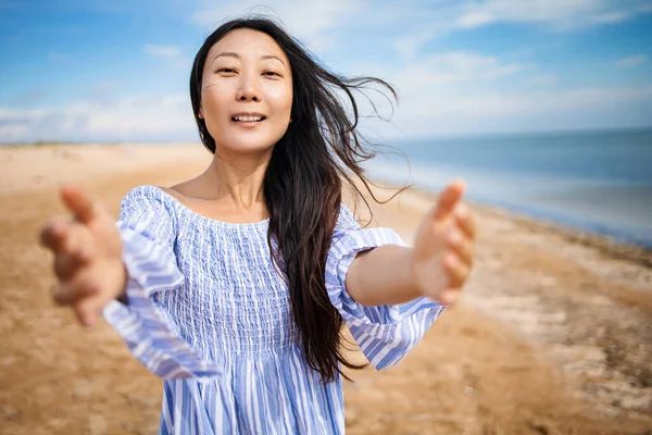 Ritratto Donna Incinta Asiatica Felice Sorridente Sulla Spiaggia — Foto Stock