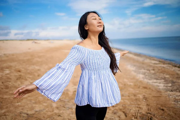 快乐的亚洲孕妇在海滩上微笑的画像 — 图库照片