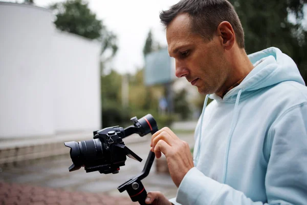 Giovane Videografo Professionale Con Fotocamera Professionale Stabilizzatore Gimbale Assi Attrezzatura — Foto Stock
