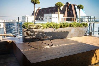 Arka bahçesinde binanın çatısında hasır koltuklar var. Evin içi çok güzel..