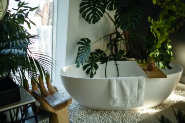 Gri fayanslı modern banyo, pürüzsüz, lüks iç döşeme.