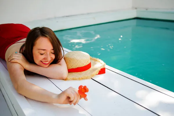 Krásná Žena Odpočívá Vesnici Bazénu Dovolené Letní Luxusní Dovolená — Stock fotografie