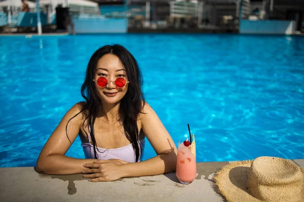 Schlanke Junge Asiatische Frau Schwimmbad Mit Einem Glas Saft Entspannen — Stockfoto