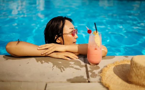 Schlanke Junge Asiatische Frau Schwimmbad Mit Einem Glas Saft Entspannen — Stockfoto