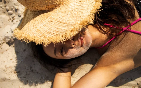 Hübsch Asiatisch Frau Liegend Auf Die Sand Sonnenbaden — Stockfoto