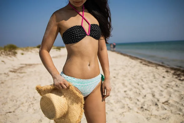 一个穿着比基尼在海滩上的漂亮而奢华的瘦小女孩的特写 性感的晒黑的身体扁平的胃完美的身材在热带岛屿上休息 — 图库照片