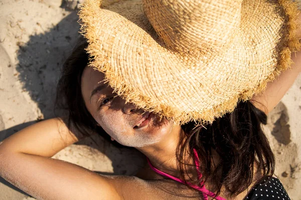 Красивая Азиатская Женщина Лежит Песке Загорая — стоковое фото