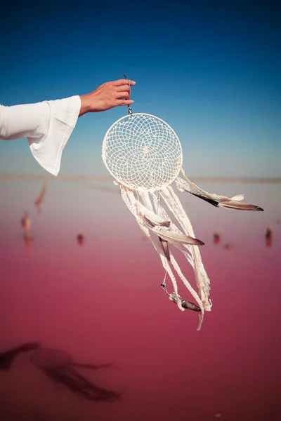 Pembe Gölün Sahilinde Beyaz Elbiseli Güzel Asyalı Genç Bir Kadın — Stok fotoğraf