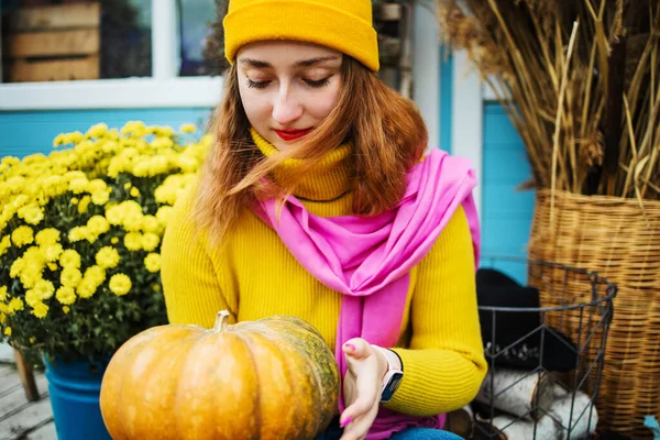 Zblízka Krásná Mladá Blondýna Drží Oranžovou Dýni Zahradě — Stock fotografie