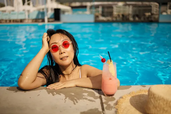 Schlanke Junge Asiatische Frau Schwimmbad Mit Einem Glas Saft Entspannen — Stockfoto