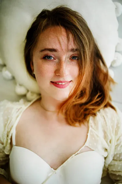 完美的金发女人 完美的皮肤 大大的嘴唇在卧室里摆姿势 穿着性感奢华时尚的白色女士内衣 — 图库照片