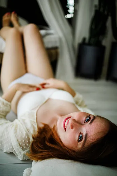 完美的金发女人 完美的皮肤 大大的嘴唇在卧室里摆姿势 穿着性感奢华时尚的白色女士内衣 — 图库照片