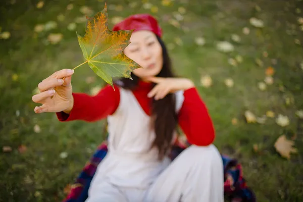 Осінній Портрет Щаслива Азіатська Дівчина Шкіряному Капелюсі Червоний Светр Лежить — стокове фото