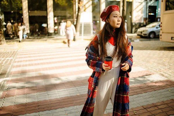 Съемка Довольно Молодой Азиатской Женщины Переходящей Улицу Держа Смартфон Глядя — стоковое фото