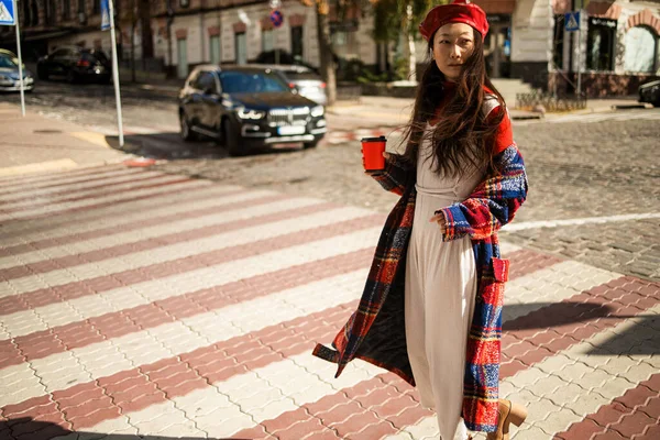 Tiro Muito Jovem Asiático Mulher Cruzando Rua Enquanto Segurando Smartphone — Fotografia de Stock