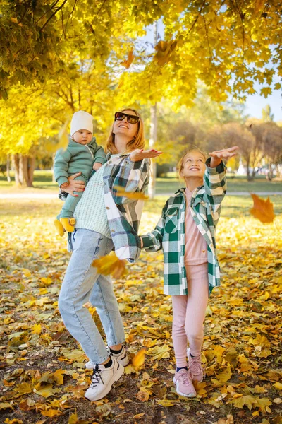 Família Com Crianças Desfrutando Caminhada Parque Outono Jovem Mãe Com — Fotografia de Stock