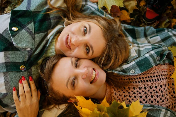 Jonge Mooie Lachende Vrouwen Trendy Jas Gelukkig Zorgeloze Vrouwen Liggend — Stockfoto