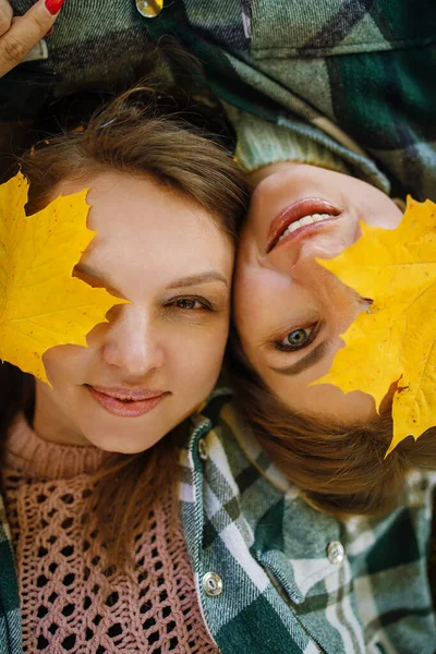 Mladé Krásné Usměvavé Ženy Módním Kabátě Šťastné Bezstarostné Ženy Ležící — Stock fotografie