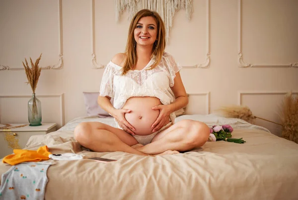 Eine Attraktive Schwangere Sitzt Bett Und Hält Ihren Bauch Die — Stockfoto