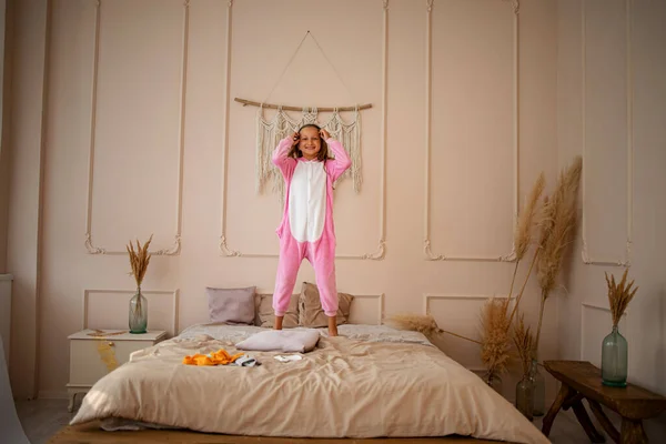 Niña Vestida Con Cálidos Pijamas Divertidos Jugando Dormitorio Interior Escandinavo — Foto de Stock