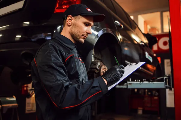 Mechanic Works Car Car Repair Shop — Stock Photo, Image