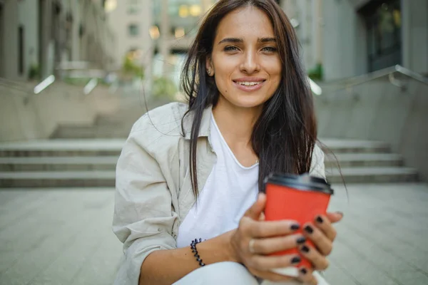 Ung Affärskvinna Med Engångs Kaffe Kopp Dricka Kaffe Och Hålla — Stockfoto