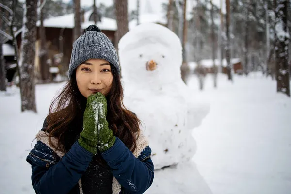 Şapkalı Tatlı Asyalı Kız Kış Parkında Kardan Adam Yapıyor — Stok fotoğraf