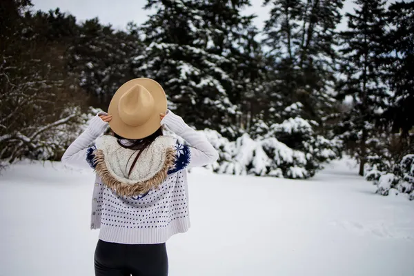 Счастливого Зимнего Времени Хорошо Одетая Женщина Наслаждается Зимой — стоковое фото