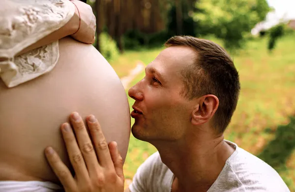 Giovane Famiglia Felice Bel Marito Baciare Neonato Attraverso Moglie Pancia — Foto Stock
