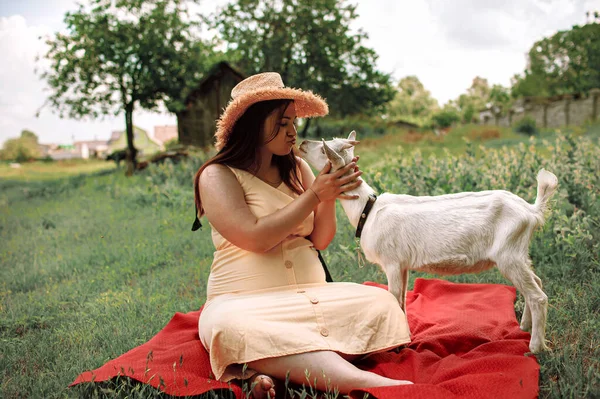 Dorpsdieren Gelukkige Zwangere Vrouw Knuffelt Geit Concept Van Eenheid Van — Stockfoto