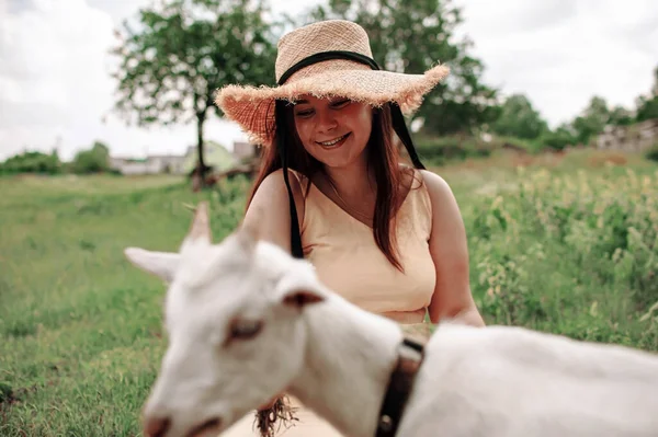 村の動物 幸せな妊婦 自然と男の団結の概念ヤギ抱擁 田舎での生活 — ストック写真