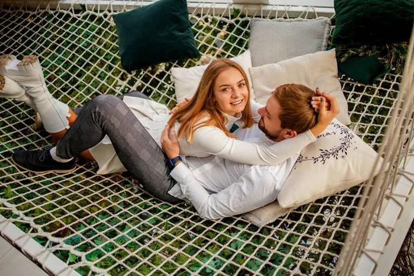 Belo Jovem Casal Encontra Abraçando Uma Rede Esticada Jovem Casal — Fotografia de Stock