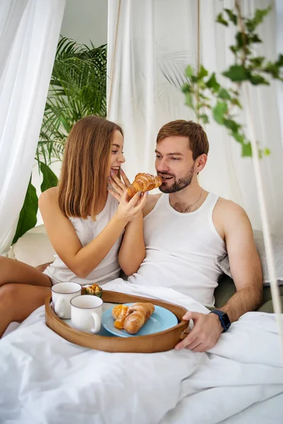 Romantisch Mooi Paar Ontbijten Bed Modern Huis — Stockfoto