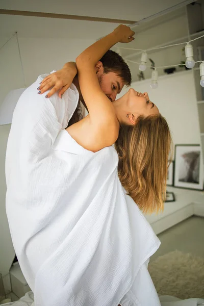 Belo Casal Apaixonado Fazendo Sexo Cama — Fotografia de Stock