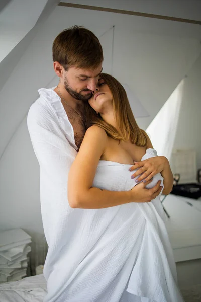 Güzel Tutkulu Bir Çift Yatakta Sevişiyor — Stok fotoğraf
