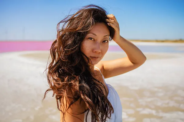 Mladá Asiatka Bílém Medituje Růžového Jezera Cvičí Jógu Stojící Pláži — Stock fotografie