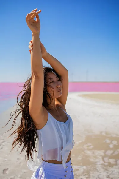 Молода Азіатка Білому Медитації Біля Рожевого Озера Практикує Йогу Пляжі — стокове фото